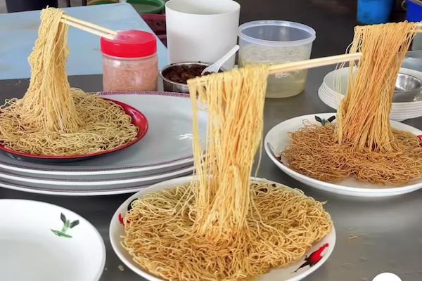 マレーシアの屋台で作る、飛ぶヌードルの動画が話題に