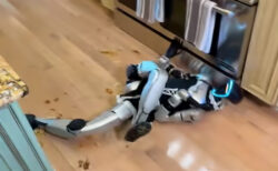 人型ロボットに料理させたら、ばら撒くわすっ転ぶわの大惨事に