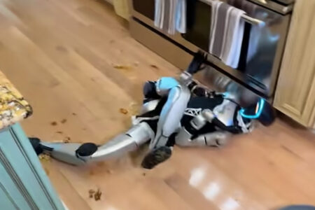 人型ロボットに料理させたら、ばら撒くわすっ転ぶわの大惨事に