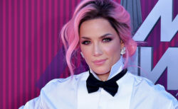 米・歌姫のホールジー、ステージでファンに触られ、パンツを下ろされそうになる