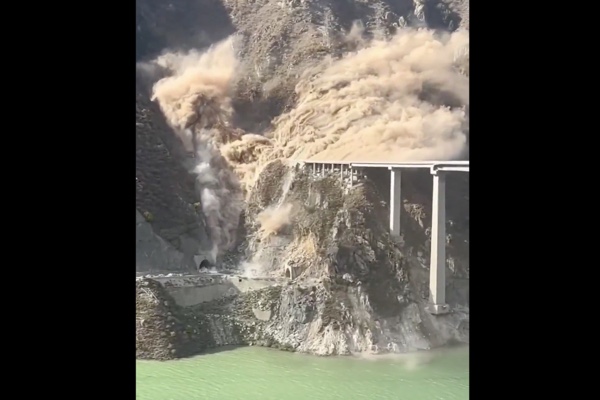 高さ172mの中国の橋が地滑りで崩壊、狂ったような映像が凄まじい