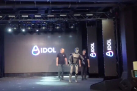 ロシア初のAI人型ロボット、一般公開の様子が悲惨すぎた