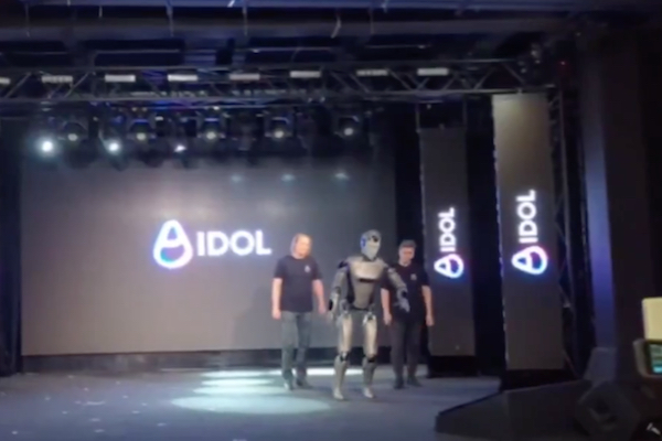 ロシア初のAI人型ロボット、一般公開の様子が悲惨すぎた