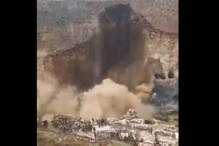 コンゴの鉱山が崩れ、鉱夫の集団が呑み込まれる映像が恐ろしい