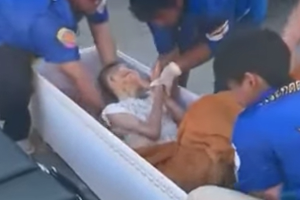 死んだはずのタイの女性、火葬寸前に棺の中からノックする