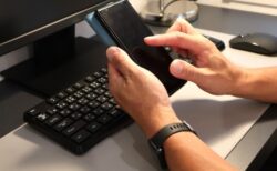 Xの新たな所在地表示機能で、フェイクアカウントがバレた