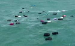 タイのフェリーで、観光客のスーツケースが大量に海に流れてしまう