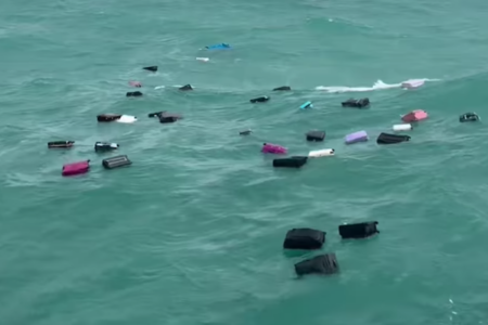 タイのフェリーで、観光客のスーツケースが大量に海に流れてしまう