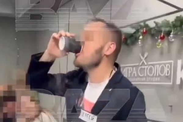 ロシアの男性、パーティーで液体窒素のカクテルを飲み、胃が破裂【動画】