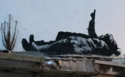 バンクシーの新作がロンドンに出現、空を見上げる2人の子供を描く