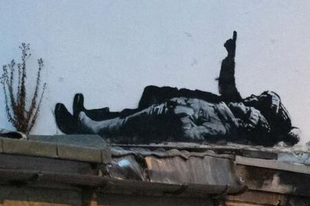 バンクシーの新作がロンドンに出現、空を見上げる2人の子供を描く