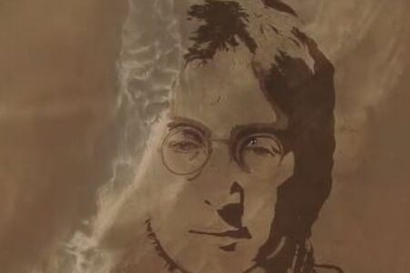 スペインで描かれた、ジョン・レノンのサンドアートが見事