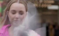 NZで番組の撮影中、女性レポーターの顔に鳥が衝突【動画】