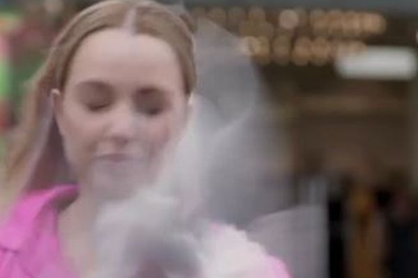 NZで番組の撮影中、女性レポーターの顔に鳥が衝突【動画】