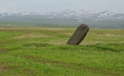 アルメニアの高原地帯にある6000年以上前の石柱、水への崇拝に関連