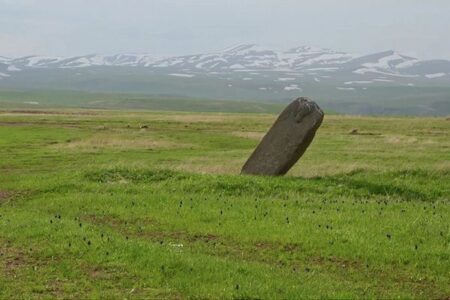 アルメニアの高原地帯にある6000年以上前の石柱、水への崇拝に関連