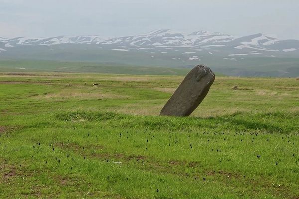 アルメニアの高原地帯にある6000年以上前の石柱、水への崇拝に関連