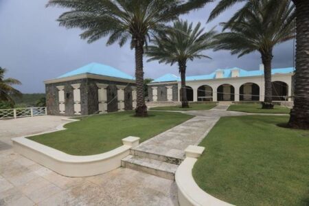 カリブ海の島にあるエプスタインの自宅、新たな写真と動画を公開