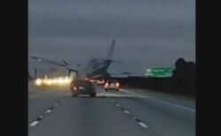 フロリダ州のハイウェイで、軽飛行機が走行中の車の上に激突【動画】