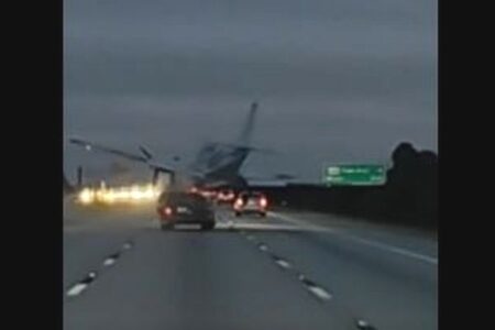フロリダ州のハイウェイで、軽飛行機が走行中の車の上に激突【動画】
