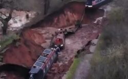 イギリスの運河に巨大な陥没穴が開き、ボートが取り残される