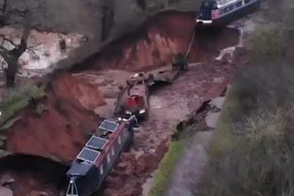 イギリスの運河に巨大な陥没穴が開き、ボートが取り残される