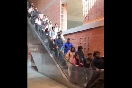 バングラデシュの大学でエスカレーターが突然暴走、映像が恐ろしい