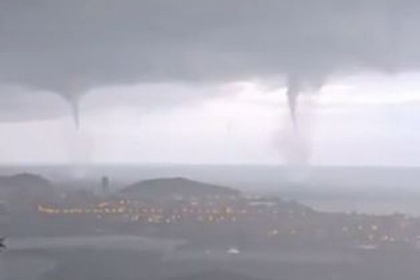 スペインの東海岸で激しい嵐、3つの水上竜巻が同時に出現【動画】