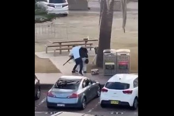 豪のビーチでユダヤ人を狙った銃乱射事件が発生、16人が死亡