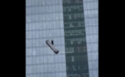 高層ビルで窓の清掃員が乗ったゴンドラが傾き、消防隊が救助【動画】