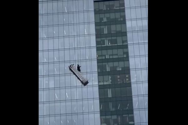 高層ビルで窓の清掃員が乗ったゴンドラが傾き、消防隊が救助【動画】