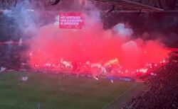 スタジアムで観客が大量の花火を打ち上げ、サッカーの試合が中止に