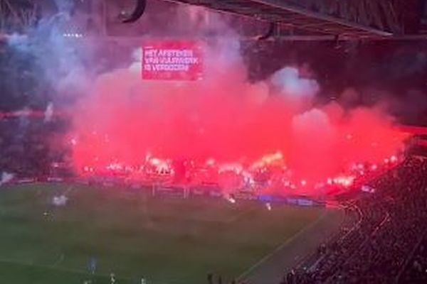 スタジアムで観客が大量の花火を打ち上げ、サッカーの試合が中止に