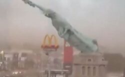 自由の女神像が暴風で倒壊、不吉な兆候か【動画】