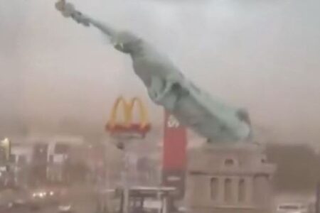 自由の女神像が暴風で倒壊、不吉な兆候か【動画】