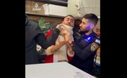 イスラエルの警察が、サンタに扮したパレスチナ人の男性らを逮捕