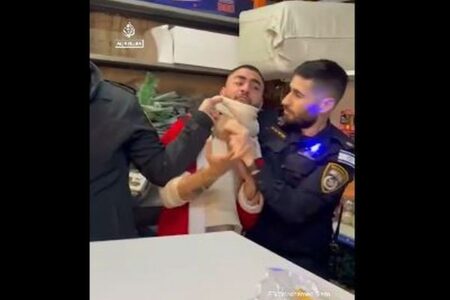 イスラエルの警察が、サンタに扮したパレスチナ人の男性らを逮捕
