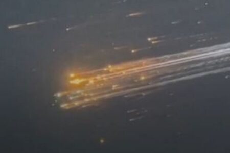 「スペースX」のロケットが爆発後、民間航空機が危険に曝されていた