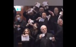 イスラエルの野党、政府が提案した調査委員会を批判、法案の紙を破く