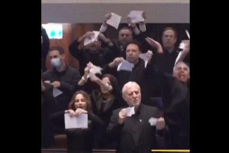 イスラエルの野党、政府が提案した調査委員会を批判、法案の紙を破く