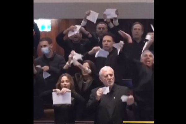 イスラエルの野党、政府が提案した調査委員会を批判、法案の紙を破く