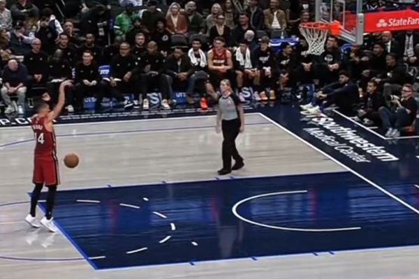 審判がパスしたボールがNBA選手の股間を直撃、コートの上で悶絶【動画】