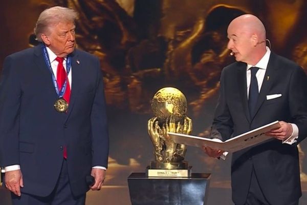 トランプ氏がFIFA平和賞を受賞、ニュース番組内で出演者の笑い声が漏れる