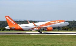 ある家族が死んだ祖母を車椅子に乗せ、眠っているとして機内に搭乗か？