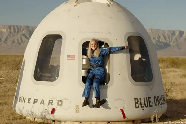 世界初、車椅子の女性が宇宙飛行を体験