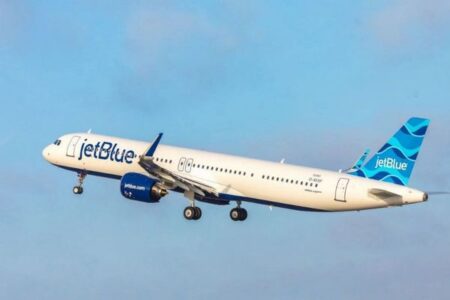 カリブ海上空で米軍機が旅客機の前を通過、危うく空中衝突