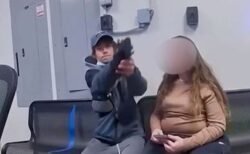 捕まった万引き犯の男、突然警官に拳銃を向ける【動画】