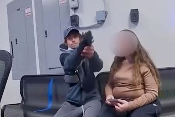 捕まった万引き犯の男、突然警官に拳銃を向ける【動画】