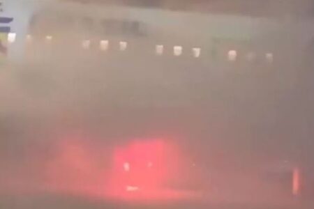 旅客機の付近で火災が発生、炎が迫る中、乗客が避難【動画】
