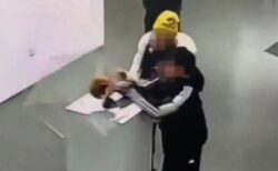 中国の展示会で、子供がうっかり金の冠を壊してしまう【動画】